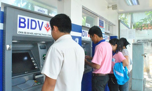 Yêu cầu giảm phí giao dịch trên ATM, POS xử lý qua NAPAS 